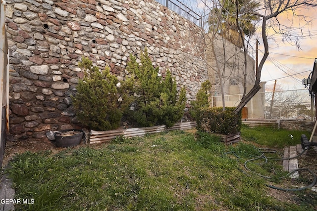 view of yard at dusk