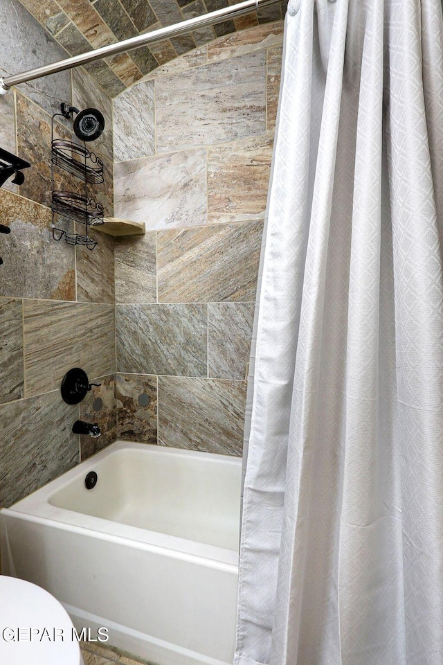 bathroom featuring shower / bath combo