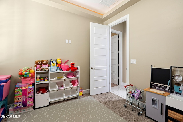 recreation room with carpet flooring