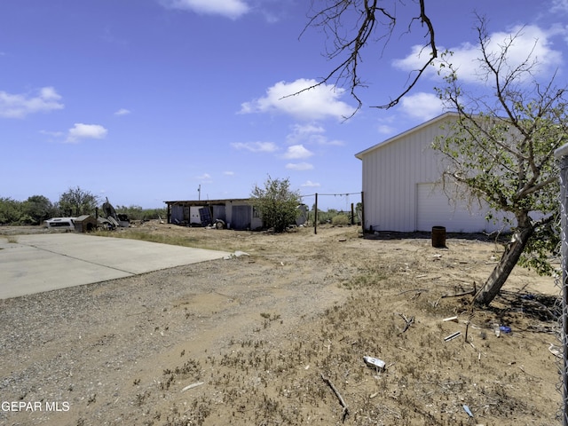 view of yard with a garage and an outdoor structure