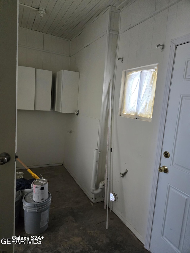 bathroom featuring concrete flooring