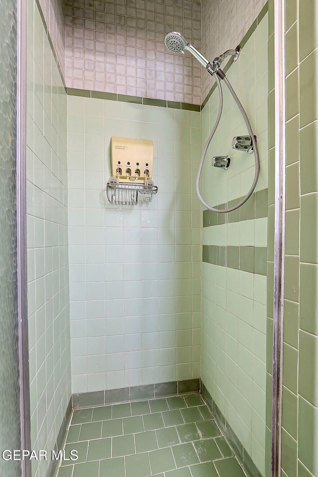 bathroom featuring tiled shower