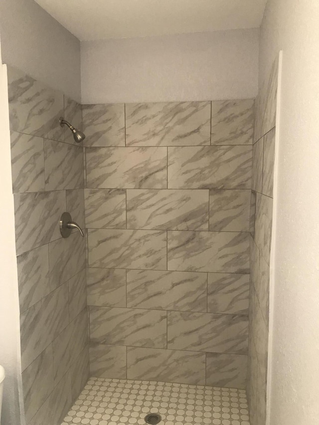 bathroom featuring tiled shower