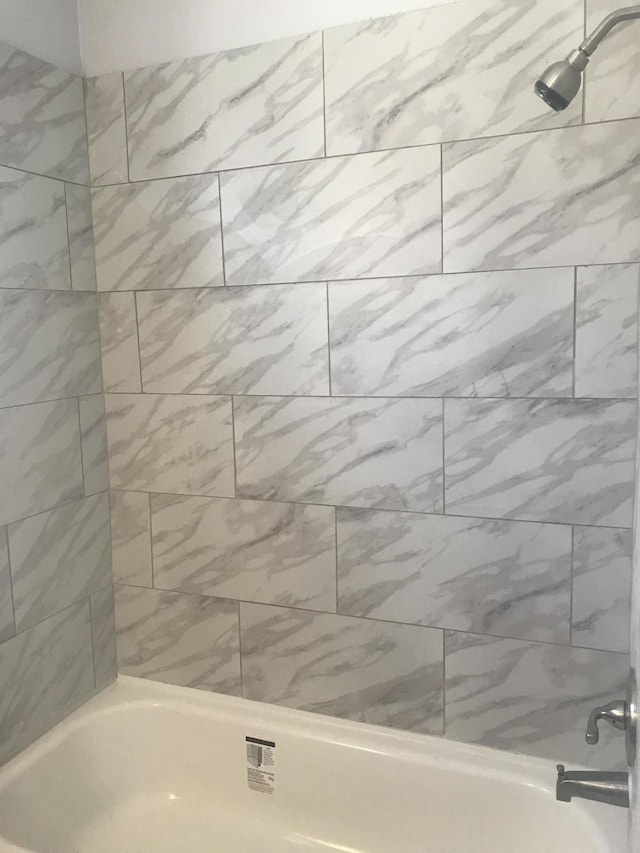 bathroom featuring tiled shower / bath combo