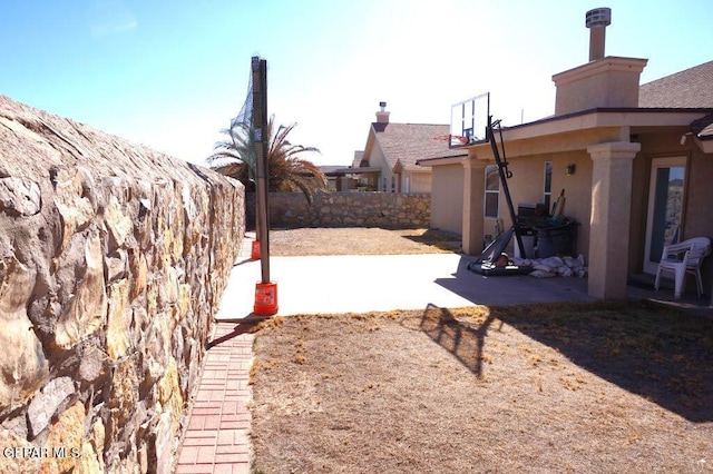 view of yard featuring a patio area