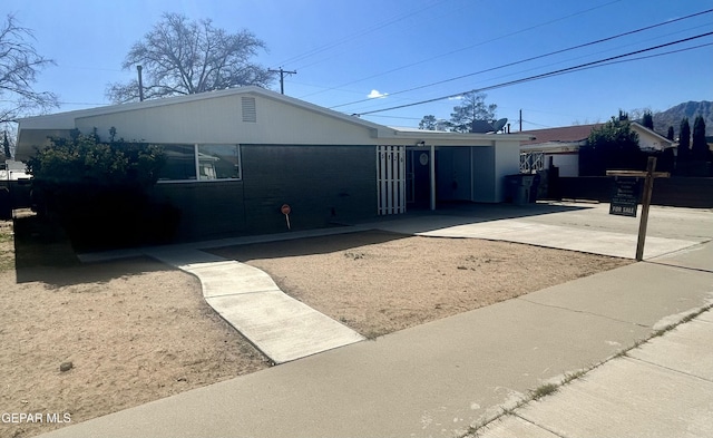 view of front of property