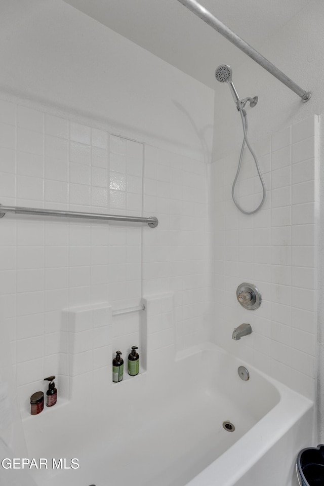 bathroom featuring tiled shower / bath