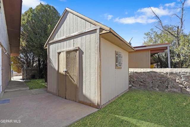 view of outbuilding with a yard