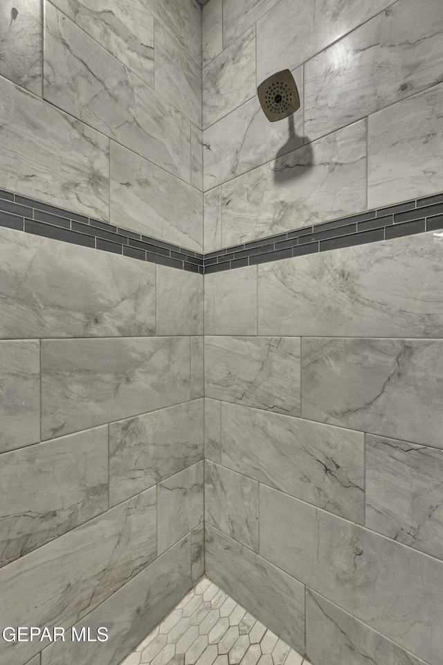 details with a tile shower