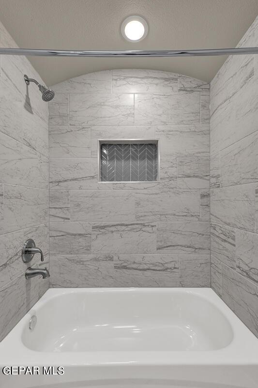 bathroom with tiled shower / bath combo
