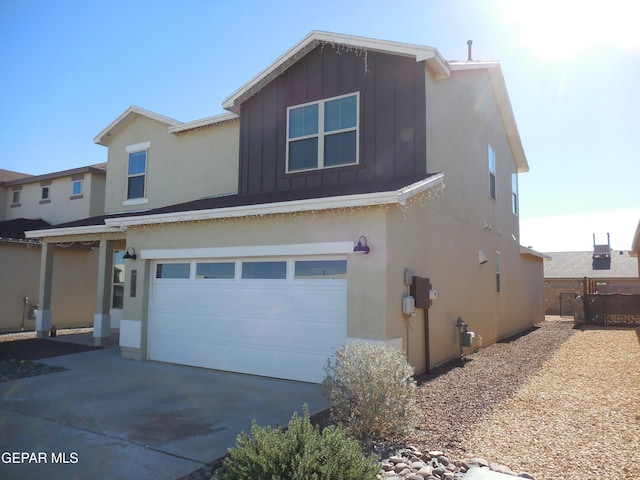 view of front facade featuring a garage