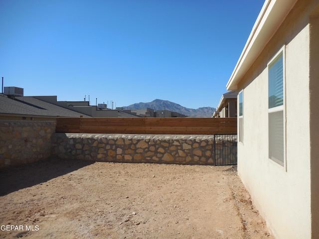 view of yard with a mountain view