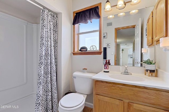 full bath featuring toilet, a shower with curtain, visible vents, and vanity