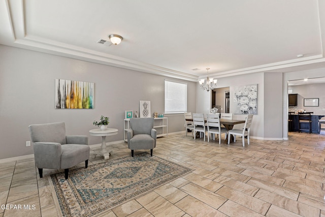 living area featuring a tray ceiling, a chandelier, visible vents, and baseboards