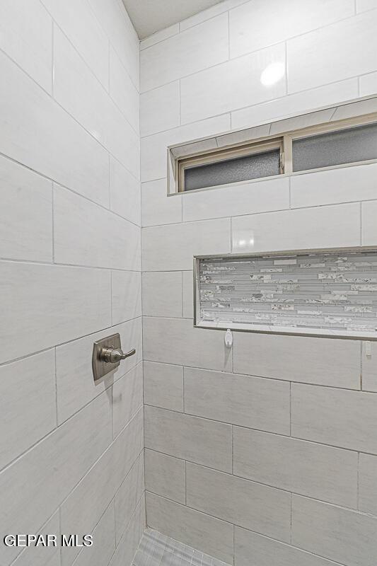 room details featuring a tile shower