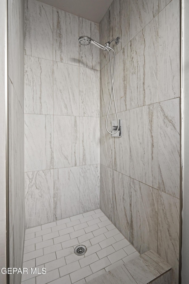 bathroom featuring tiled shower