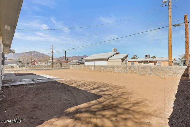 view of yard with fence and a mountain view