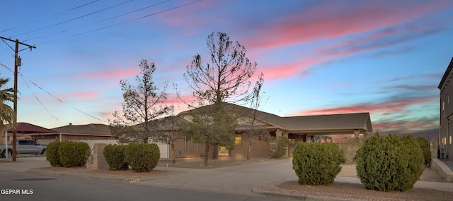 ranch-style home featuring curved driveway