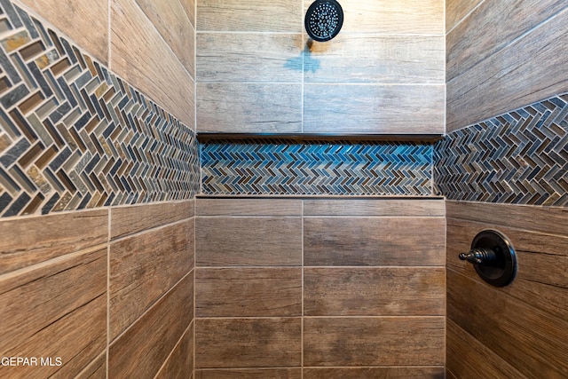 bathroom featuring tiled shower