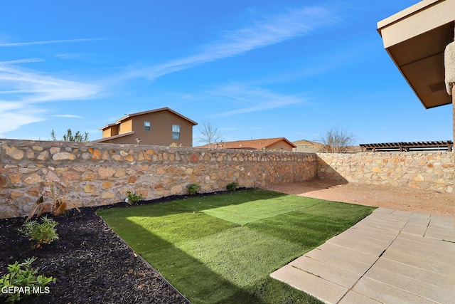 view of yard featuring a fenced backyard