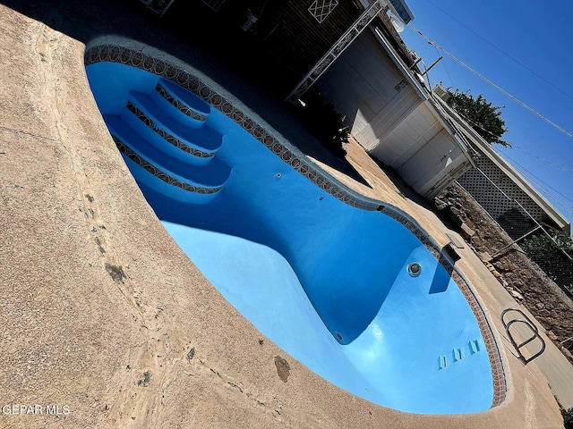 view of swimming pool