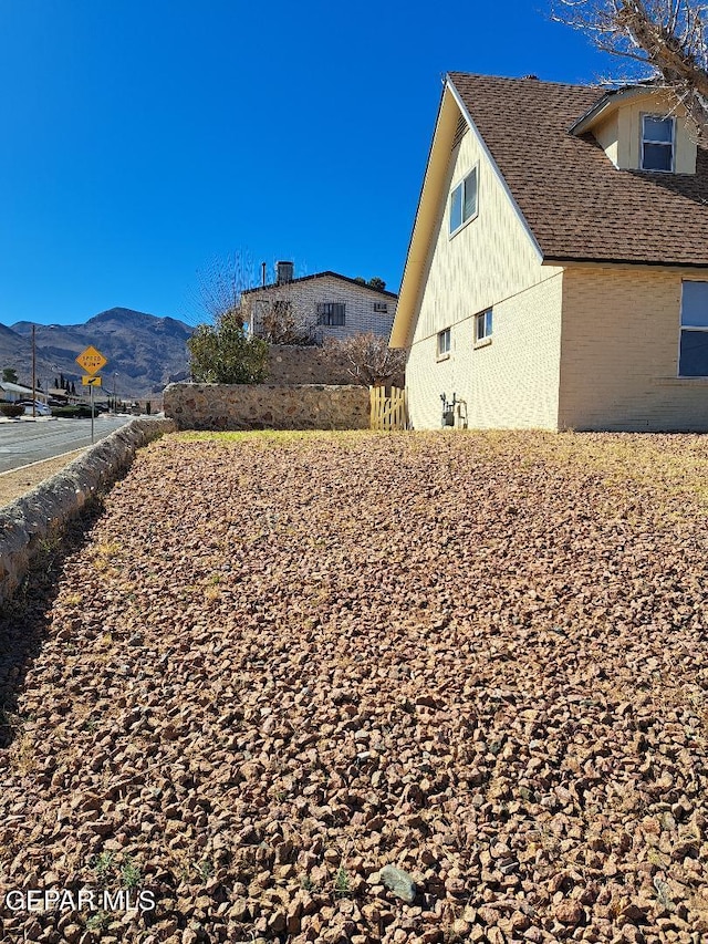 view of yard with a mountain view