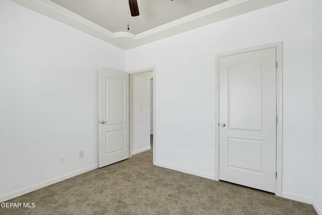 unfurnished bedroom featuring baseboards and a ceiling fan