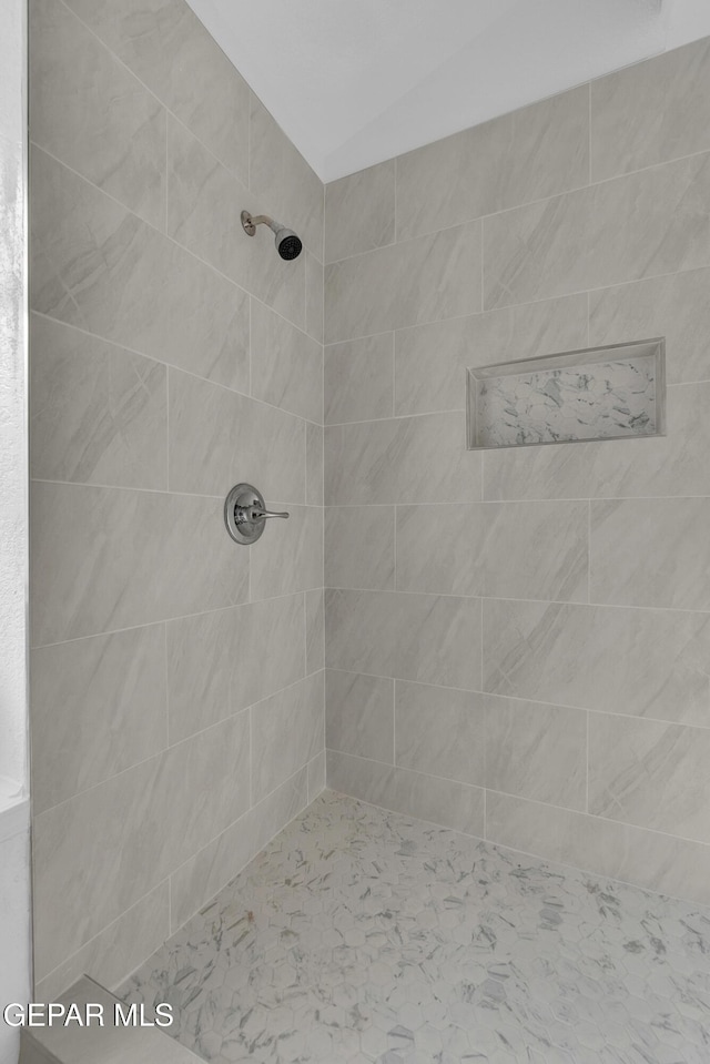 bathroom featuring a tile shower