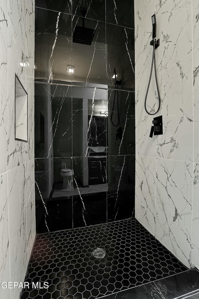 full bathroom featuring tiled shower