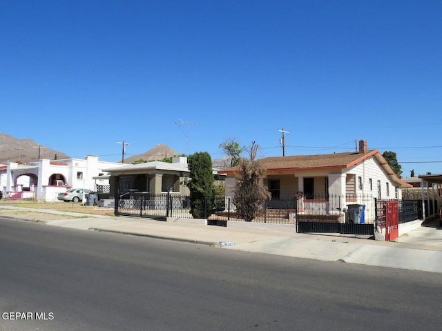 view of front facade featuring a fenced front yard