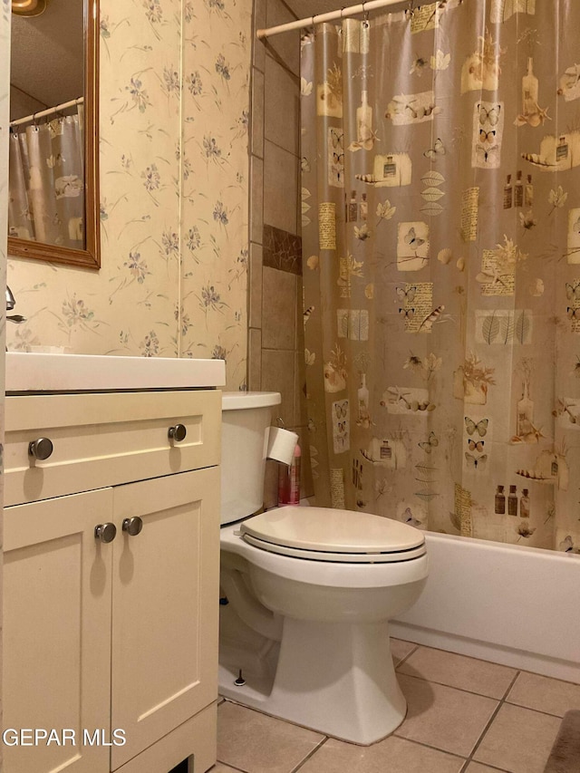 770 Eagles Den Ln, El Paso, TX 79927 - full bathroom with toilet, tile patterned floors, vanity, shower / tub combo with curtain, and wallpapered walls