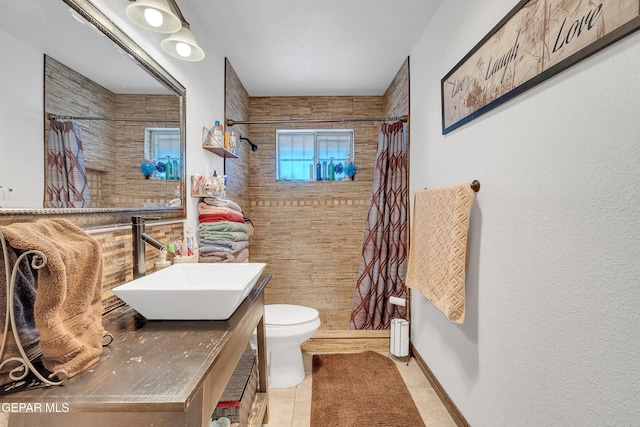 full bath with toilet, vanity, and a shower with shower curtain