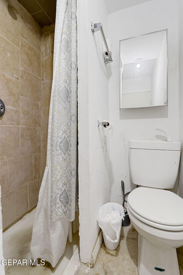 full bathroom with a shower with shower curtain and toilet