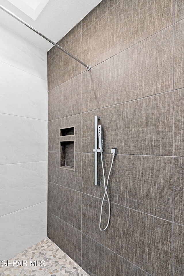 bathroom featuring tiled shower