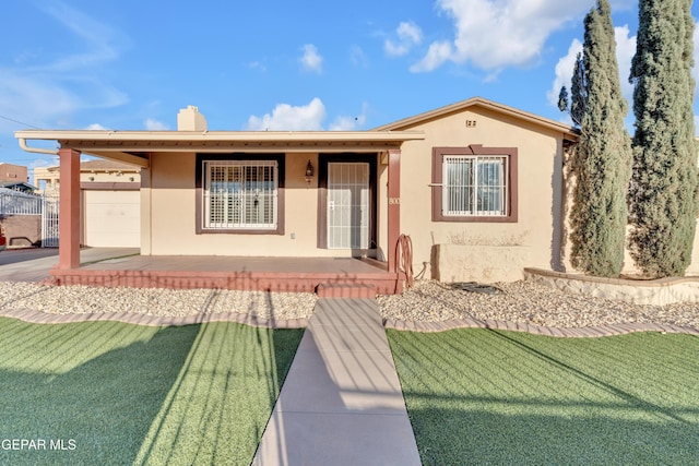 view of front facade featuring a front yard and stucco siding