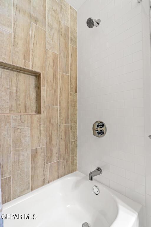 bathroom with tub / shower combination