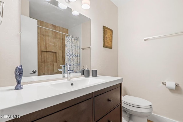 bathroom with a shower with shower curtain, vanity, and toilet