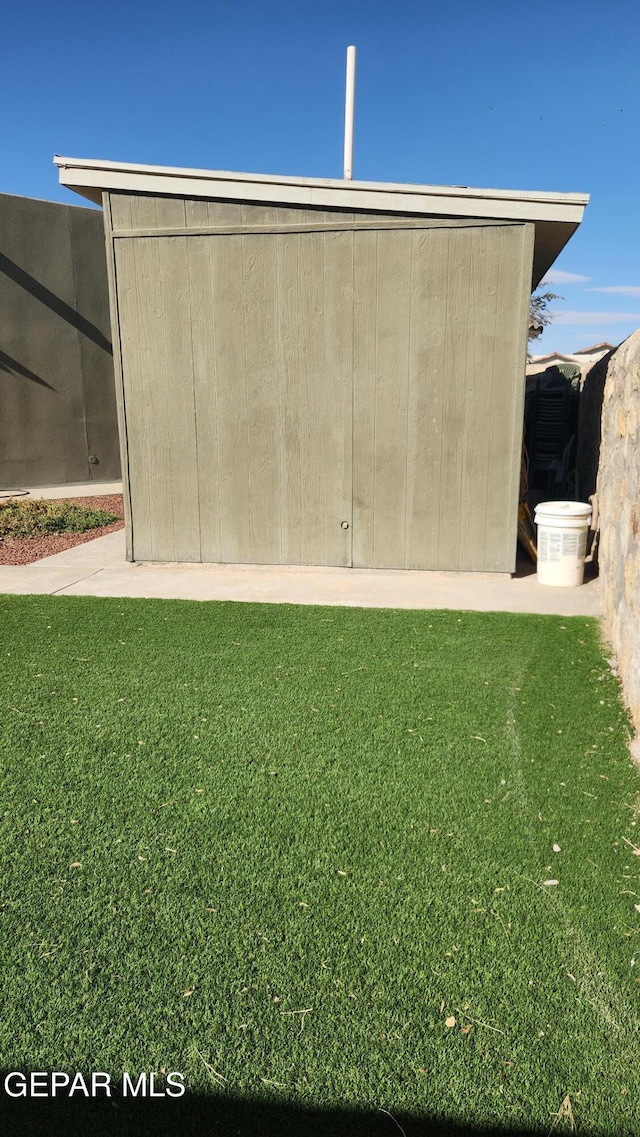 view of yard with an outdoor structure and a shed