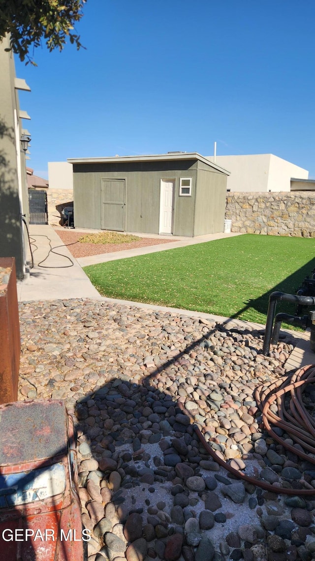 view of yard featuring an outdoor structure