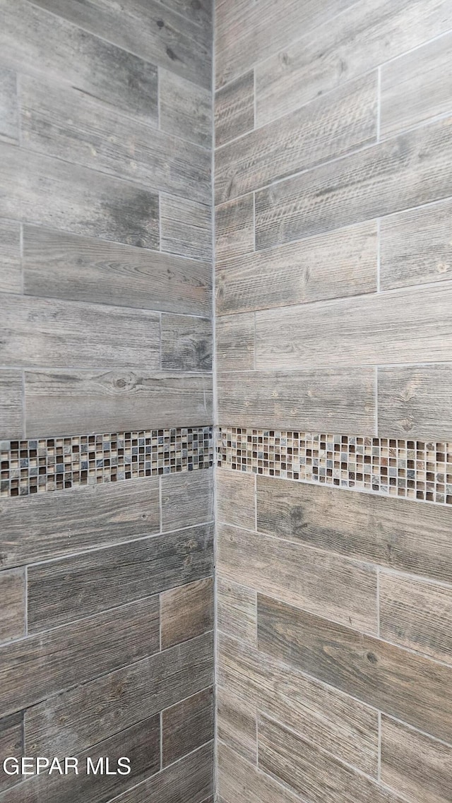 room details featuring a tile shower