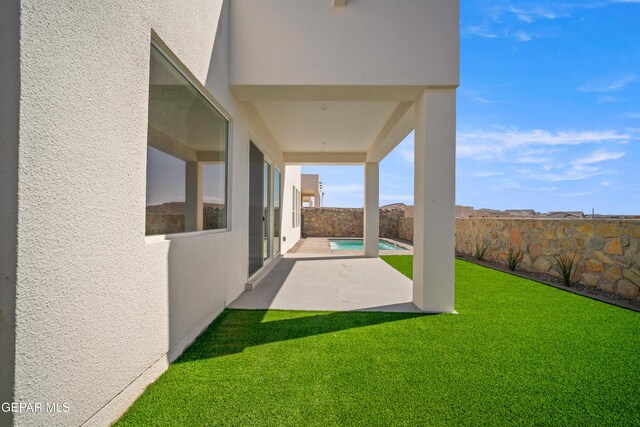 view of yard featuring a patio