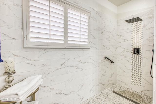 bathroom featuring tiled shower