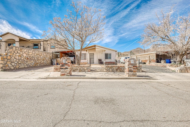 view of front of home with a fenced front yard