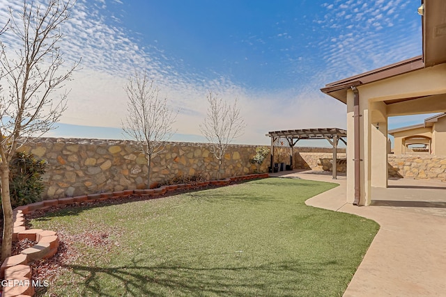 view of yard with a patio area, a fenced backyard, and a pergola