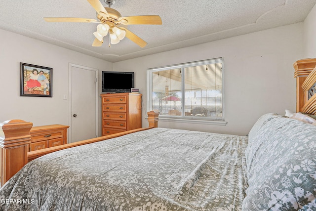 bedroom featuring a textured ceiling and ceiling fan