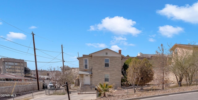 view of front of home featuring a fenced front yard