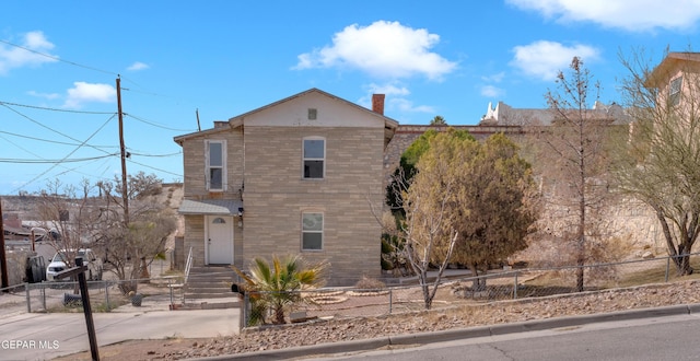 view of front facade featuring a fenced front yard