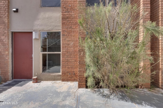 view of exterior entry featuring stucco siding