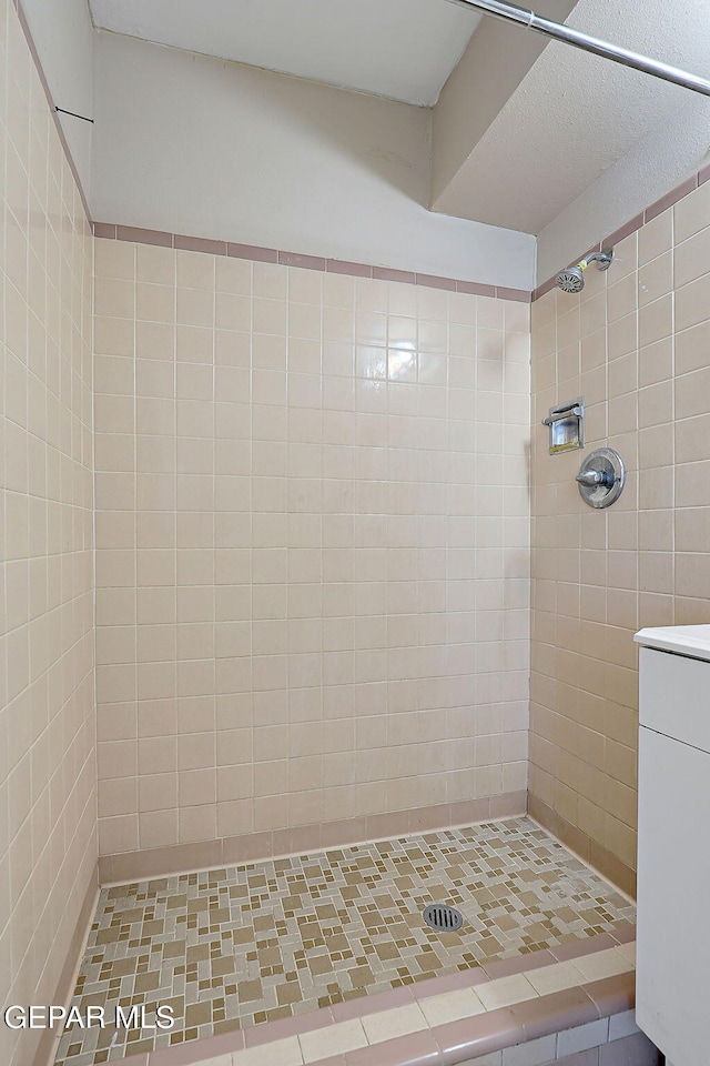 full bathroom featuring a tile shower