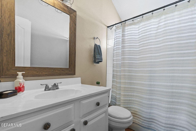 full bath with toilet, a shower with curtain, and vanity